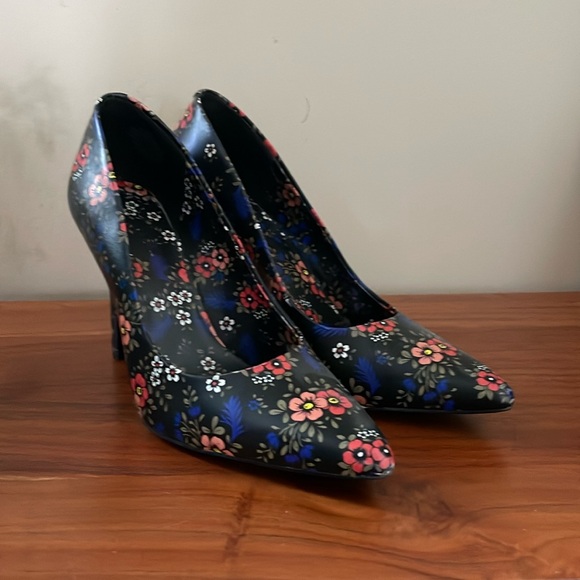Nine West Shoes - Nine West floral pointy pumps 9